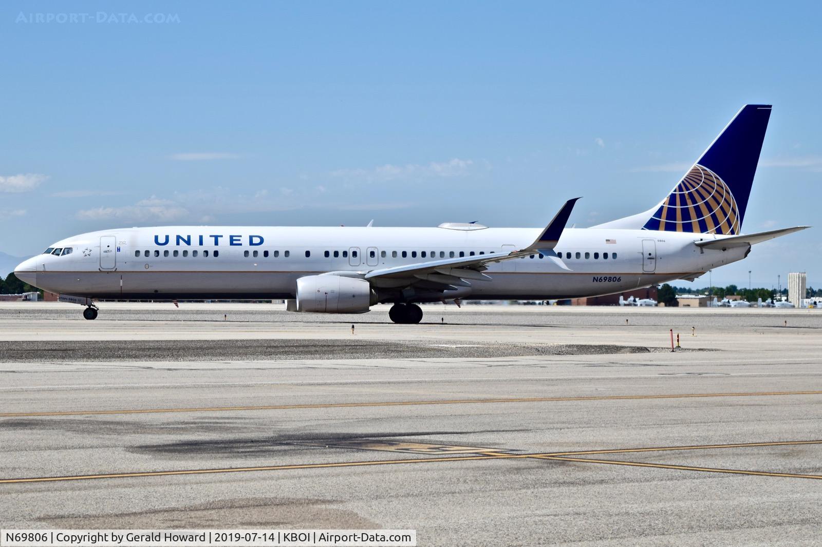 N69806, 2013 Boeing 737-924/ER C/N 42742, Taxiing to Alpha.