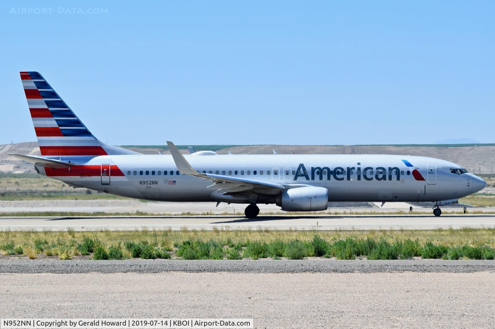 N952NN, 2014 Boeing 737-823 C/N 31196, Taxiing on Alpha.
