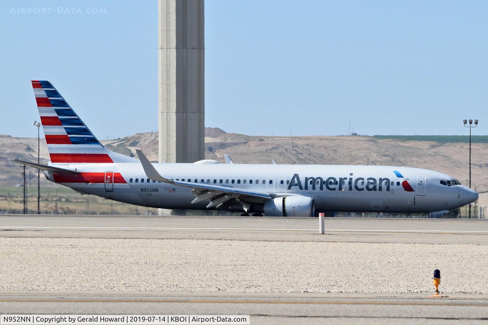 N952NN, 2014 Boeing 737-823 C/N 31196, Landing roll out on  RWY 28L.