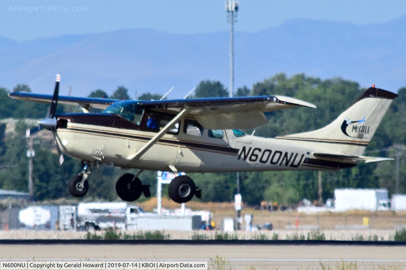 N600NU, 1977 Cessna U206G Stationair C/N U20603976, Landing RWY 10R.