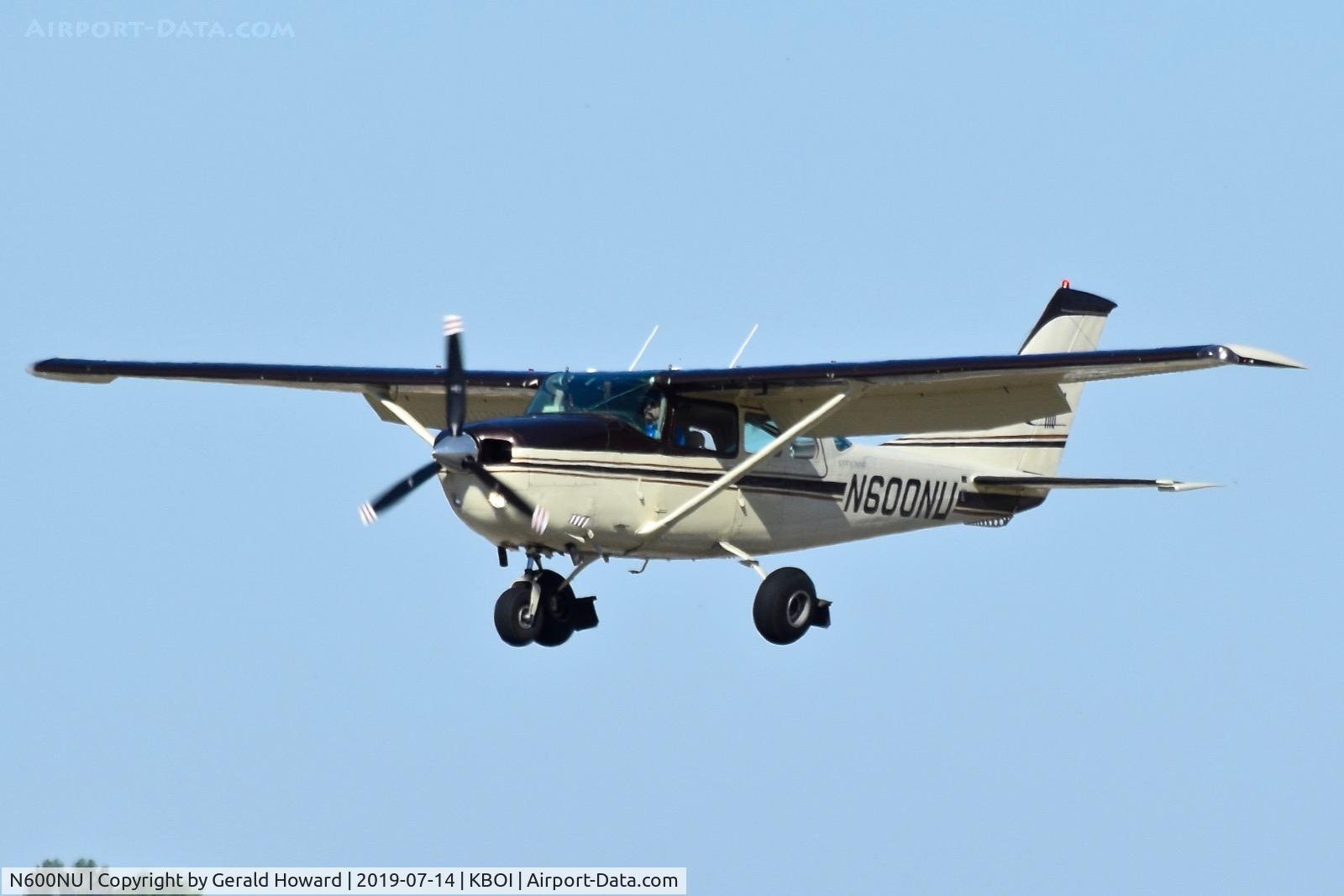 N600NU, 1977 Cessna U206G Stationair C/N U20603976, Landing RWY 10R.