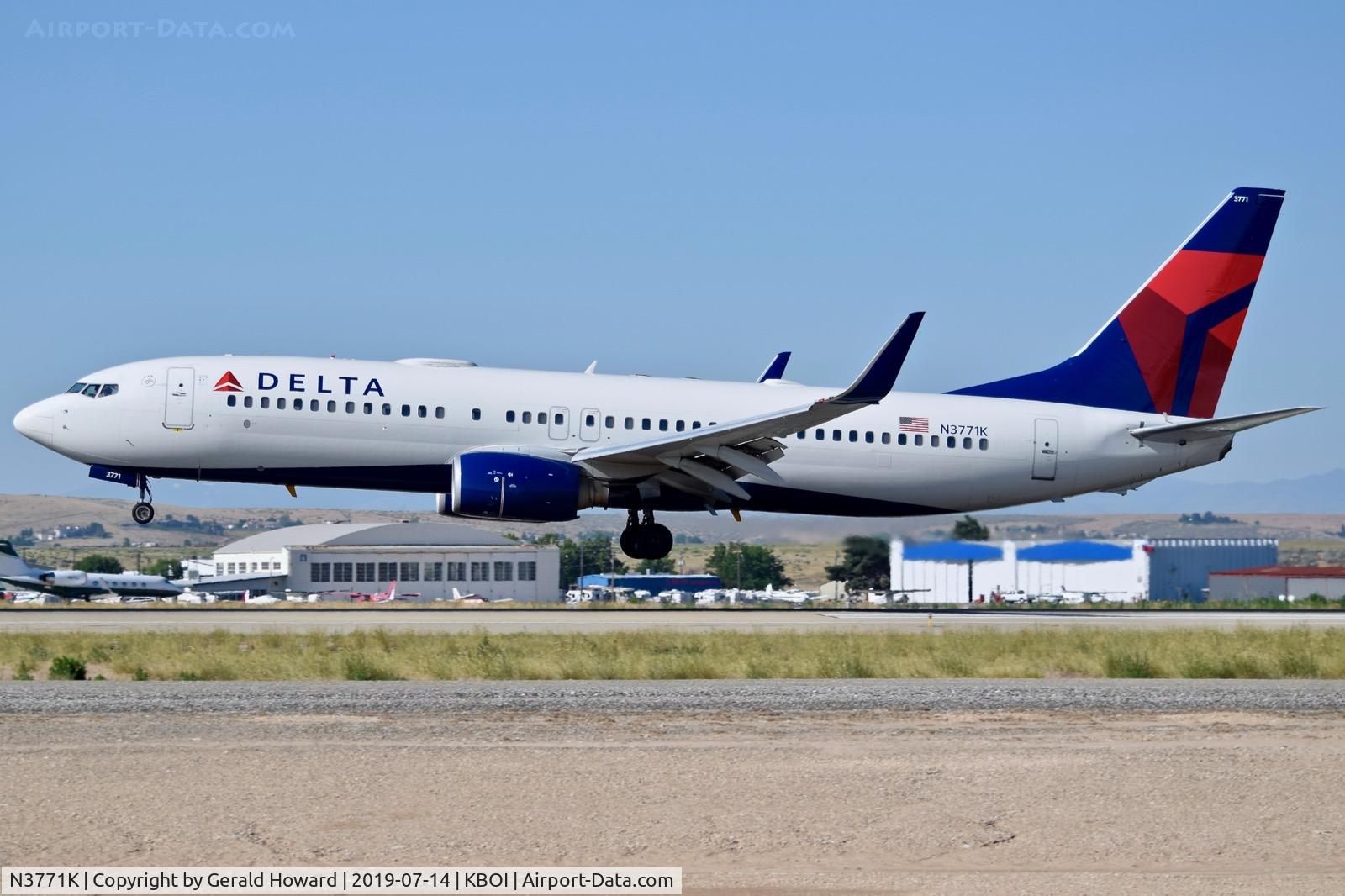 N3771K, 2002 Boeing 737-832 C/N 29632, Landing RWY 10R.