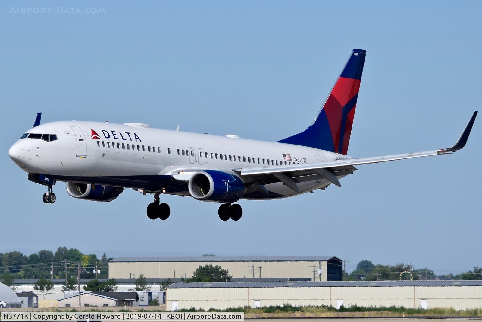 N3771K, 2002 Boeing 737-832 C/N 29632, Landing RWY 10R.