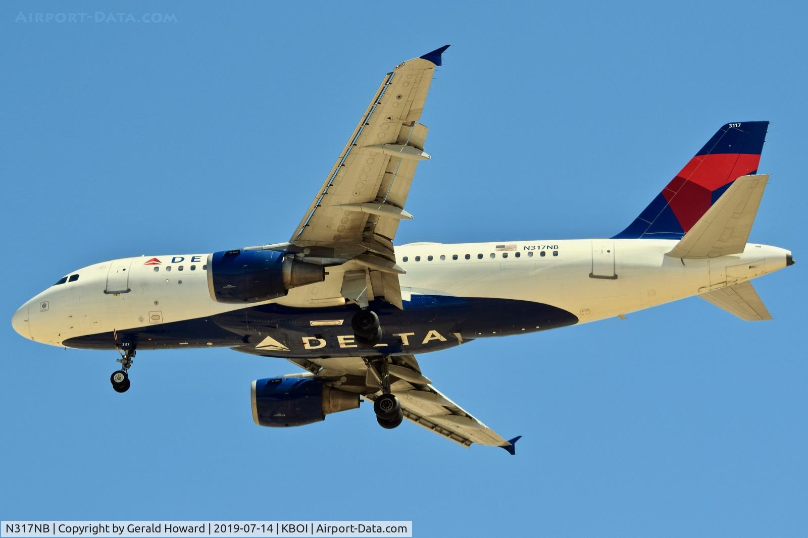 N317NB, 2000 Airbus A319-114 C/N 1324, Landing RWY 28L.