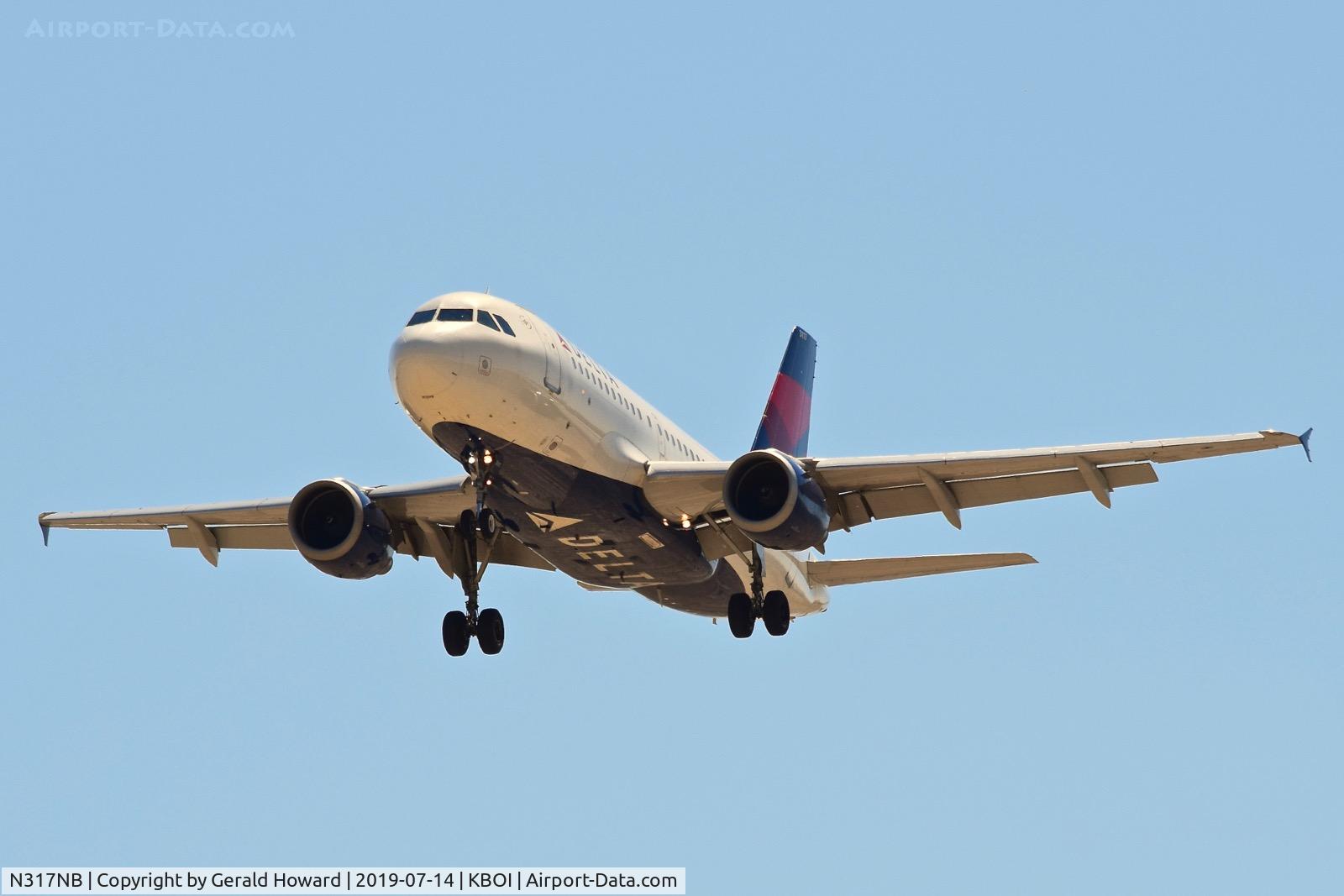 N317NB, 2000 Airbus A319-114 C/N 1324, Landing RWY 28L.