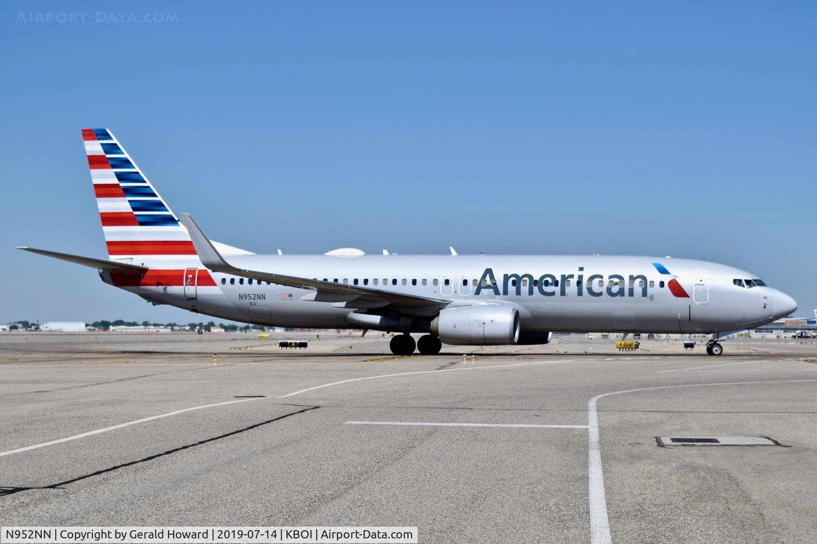 N952NN, 2014 Boeing 737-823 C/N 31196, Taxiing to the gate.