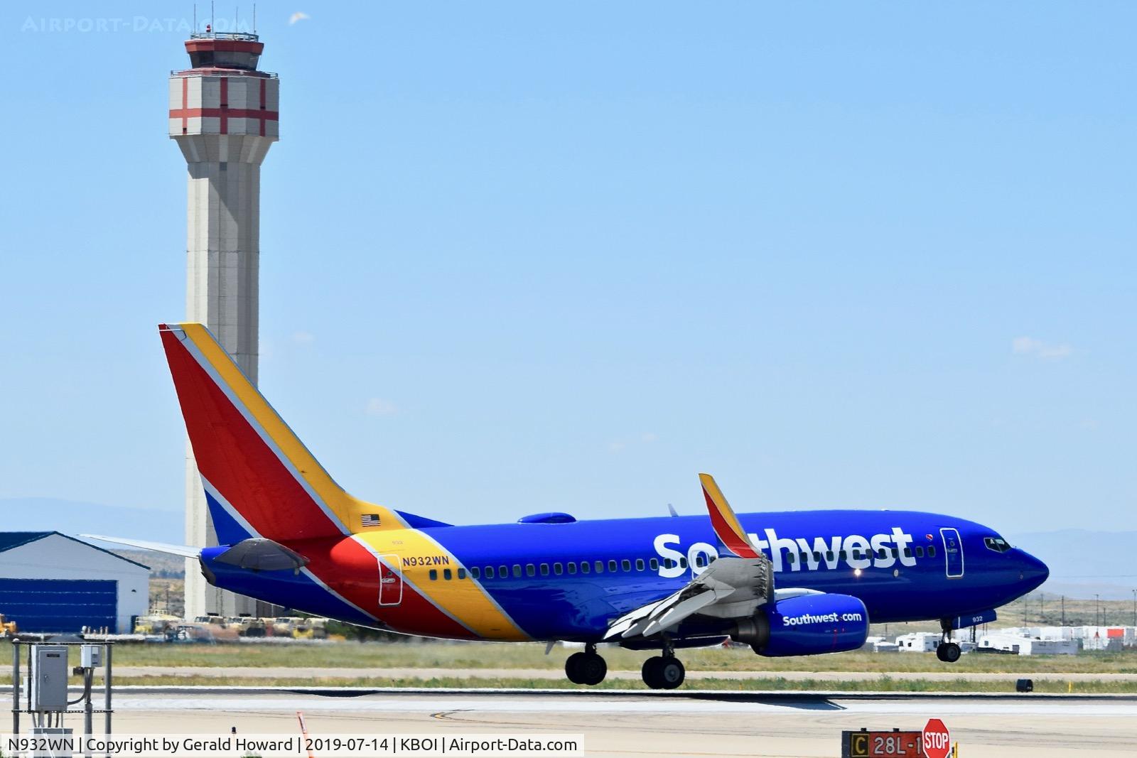 N932WN, 2009 Boeing 737-7H4 C/N 36639, Landing RWY 28L.