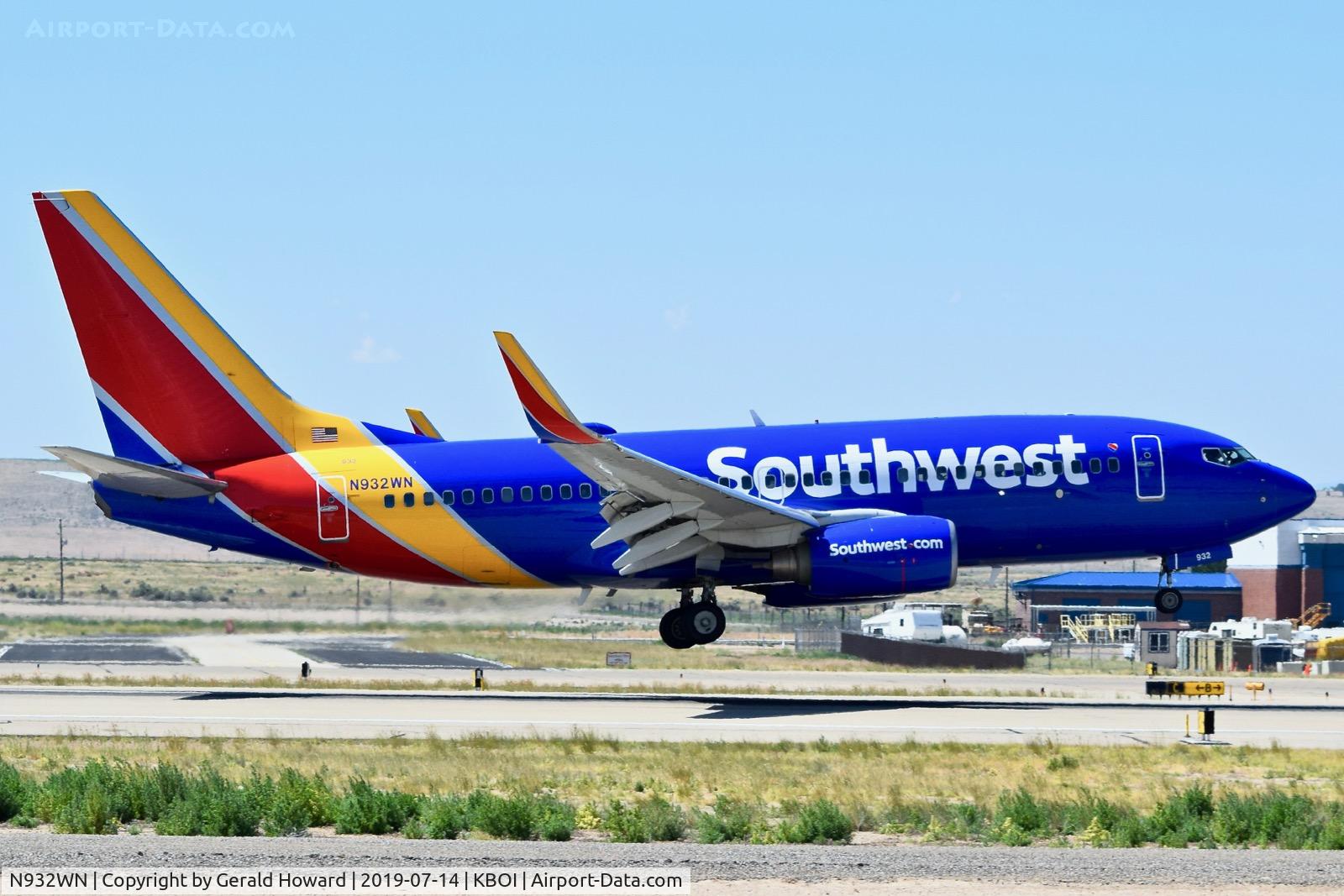 N932WN, 2009 Boeing 737-7H4 C/N 36639, Landing RWY 28L.