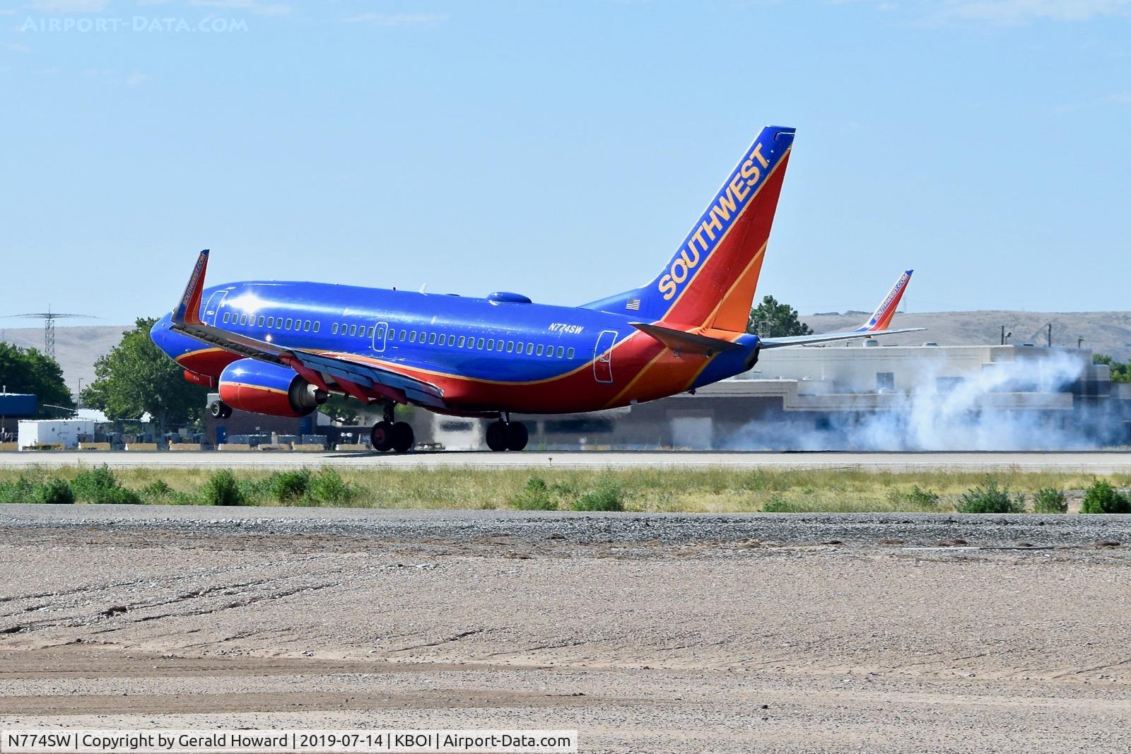 N774SW, 2000 Boeing 737-7H4 C/N 27882, Landing RWY 10R.