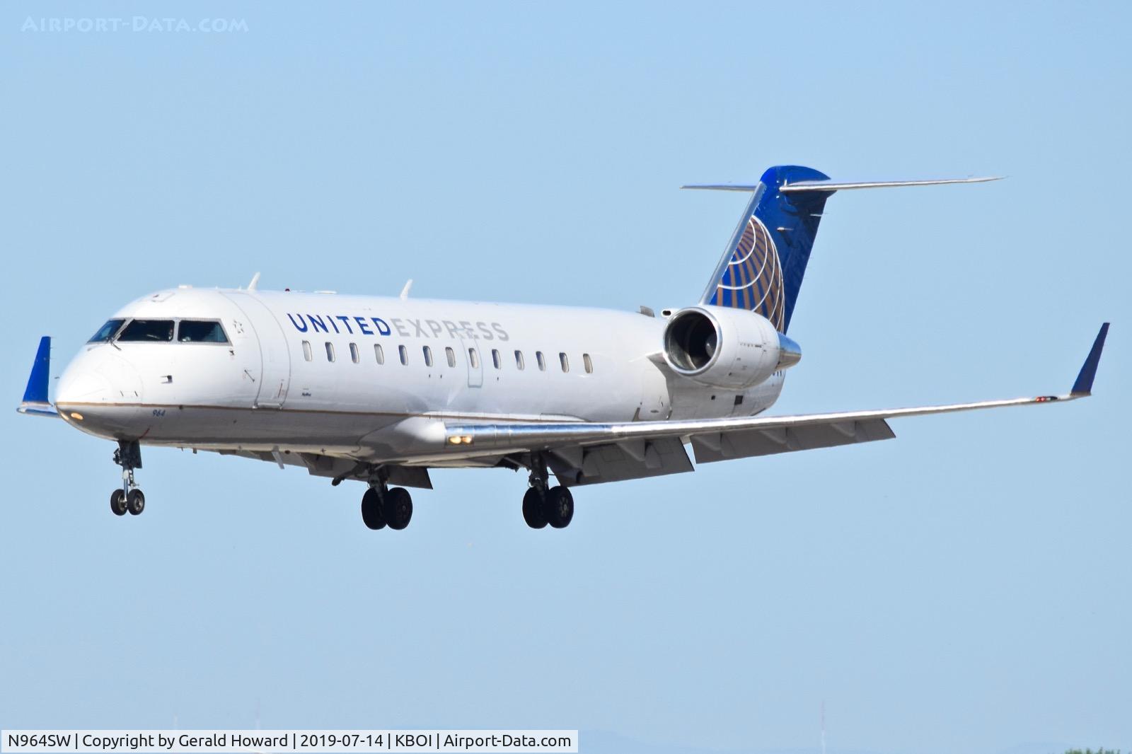 N964SW, 2003 Bombardier CRJ-200ER (CL-600-2B19) C/N 7868, Landing RWY 10R.