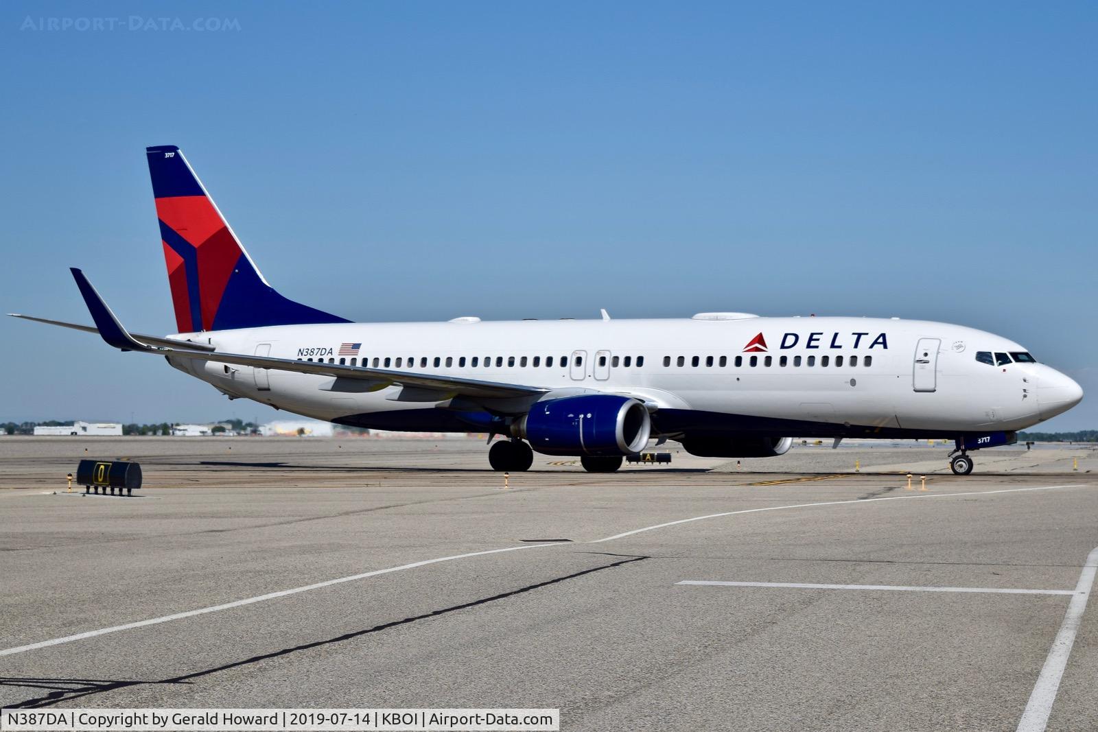 N387DA, 2000 Boeing 737-832 C/N 30374, Taxiing to the gate.