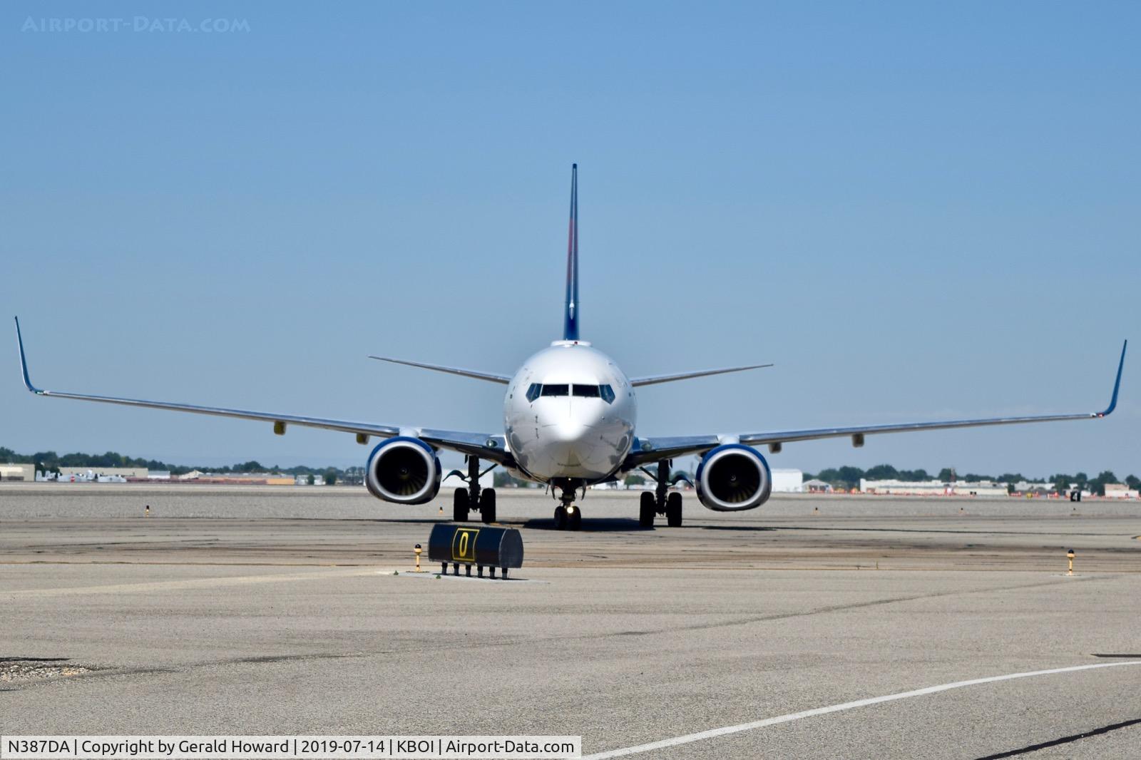 N387DA, 2000 Boeing 737-832 C/N 30374, Turning off Alpha.