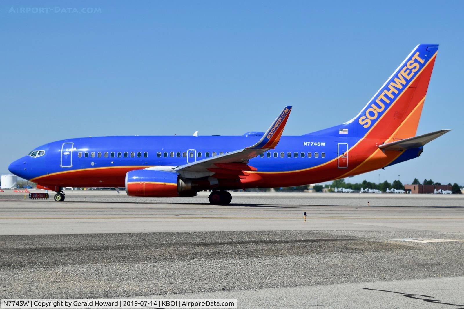 N774SW, 2000 Boeing 737-7H4 C/N 27882, Turning onto Alpha for RWY 28L.