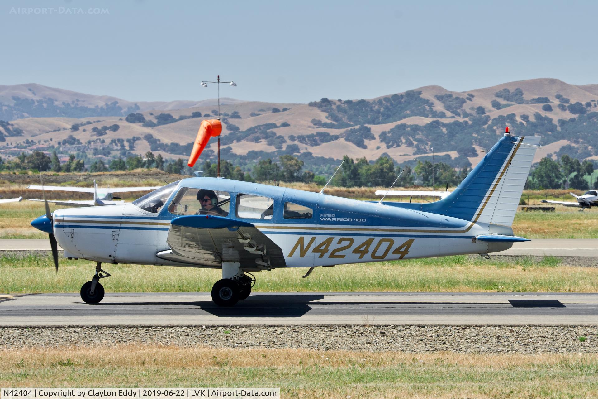 N42404, 1974 Piper PA-28-151 C/N 28-7415391, Livermore Airport California 2019.