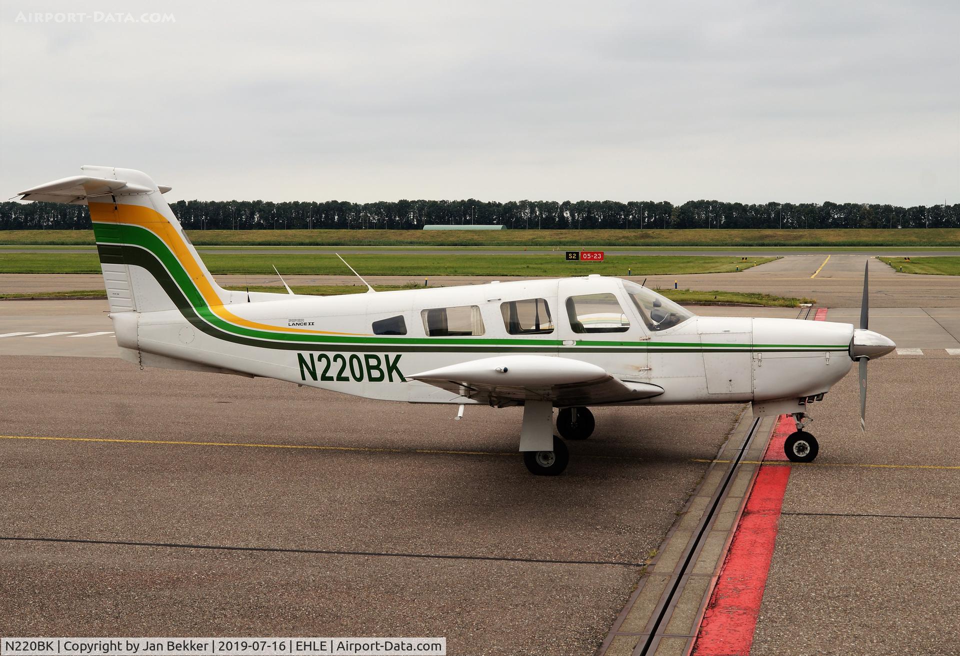 N220BK, Piper PA-32RT-300 C/N 32R7985102, Lelystad Airport