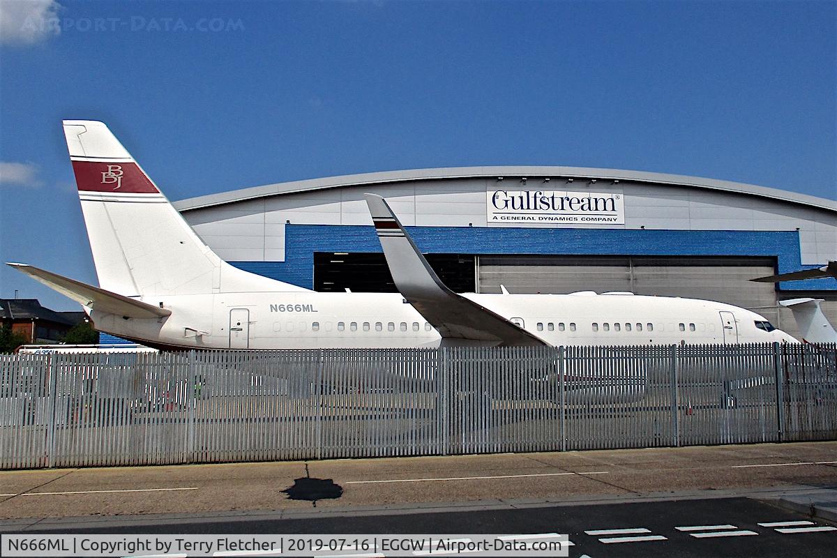N666ML, 1999 Boeing 737-7BC BBJ C/N 30330, At Luton