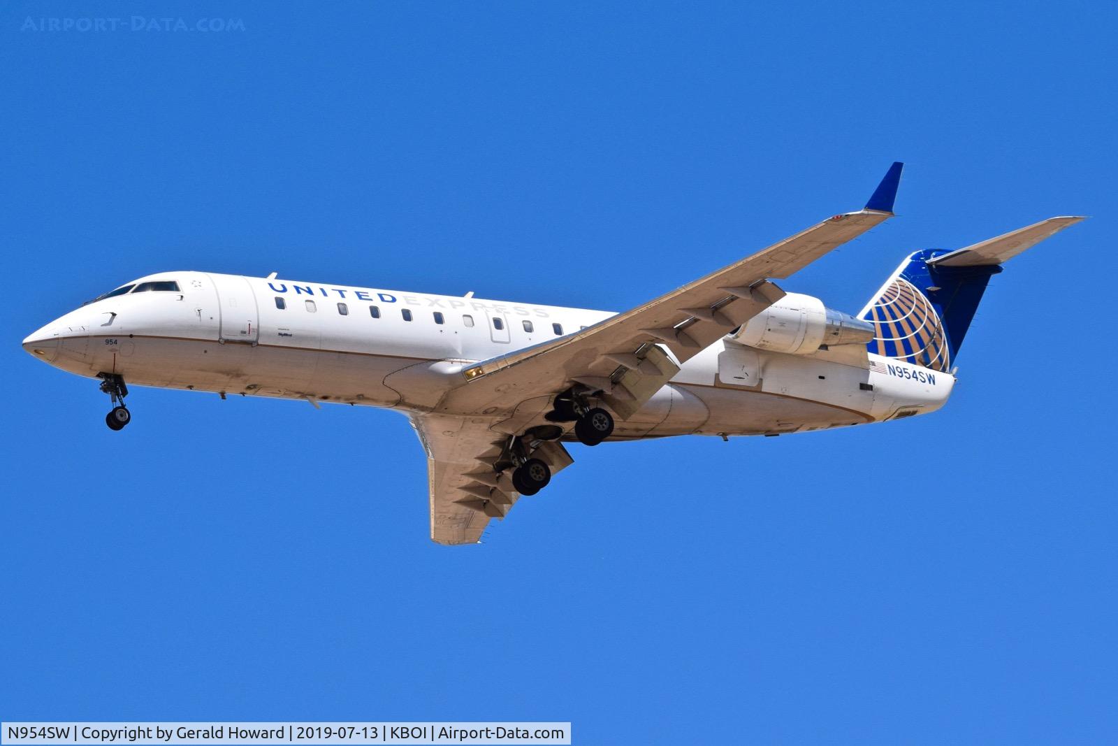 N954SW, 2003 Bombardier CRJ-200LR (CL-600-2B19) C/N 7815, Landing RWY 28L.