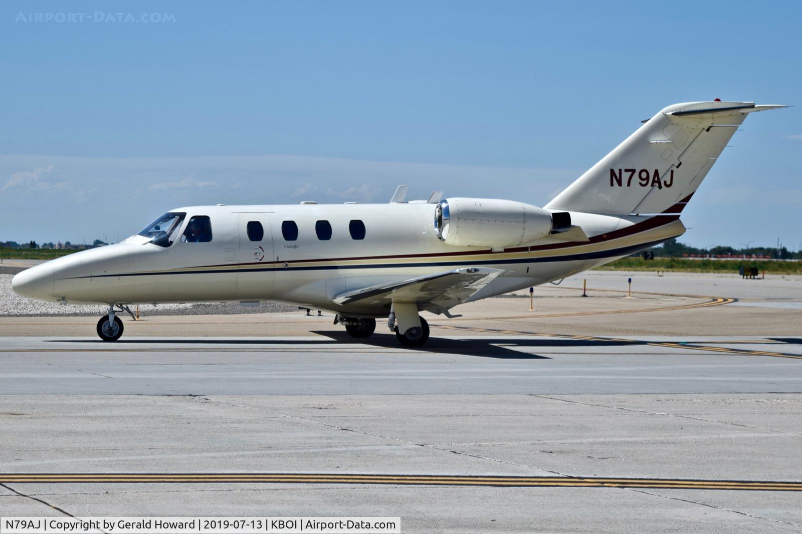 N79AJ, 1999 Cessna 525 CitationJet CJ1 C/N 525-0321, Taxiing on Bravo.