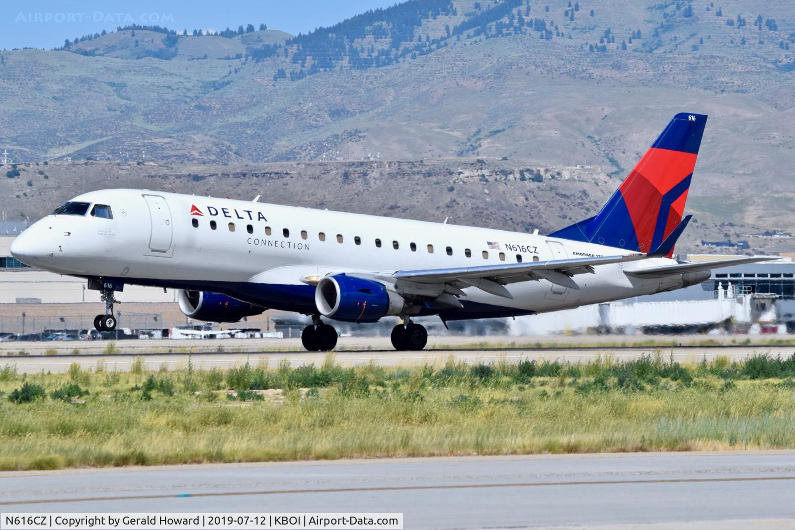 N616CZ, 2008 Embraer 175LR (ERJ-170-200LR) C/N 17000209, Take off run on RWY 28L.