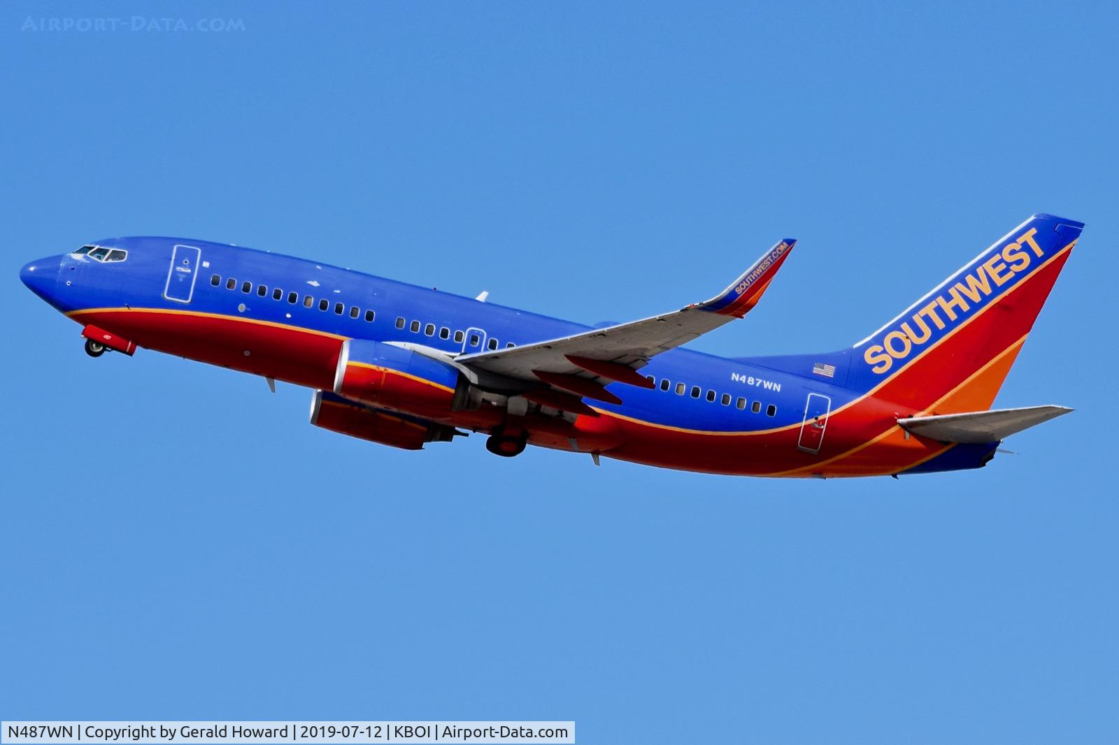 N487WN, 2004 Boeing 737-7H4 C/N 33854, Departing BOI.