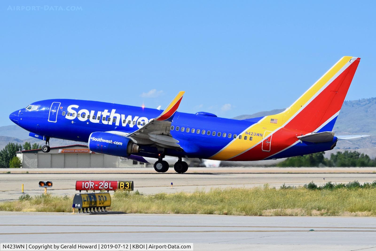 N423WN, 2002 Boeing 737-7H4 C/N 29827, Take off from RWY 28L.