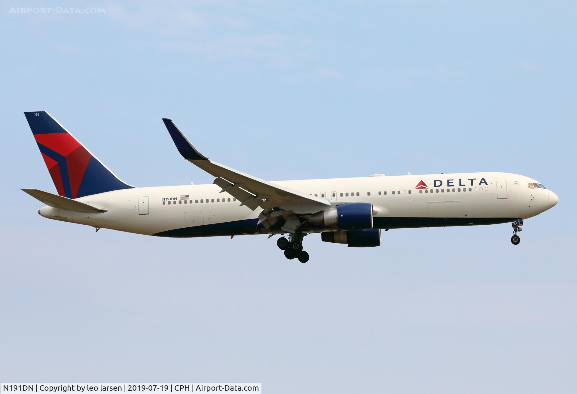 N191DN, 1997 Boeing 767-332 C/N 28448, Copenhagen L/D R-22L