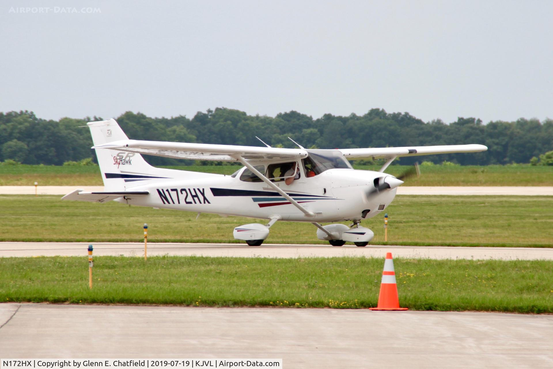 N172HX, 2002 Cessna 172S Skyhawk SP C/N 172S9263, Taxiing for departure