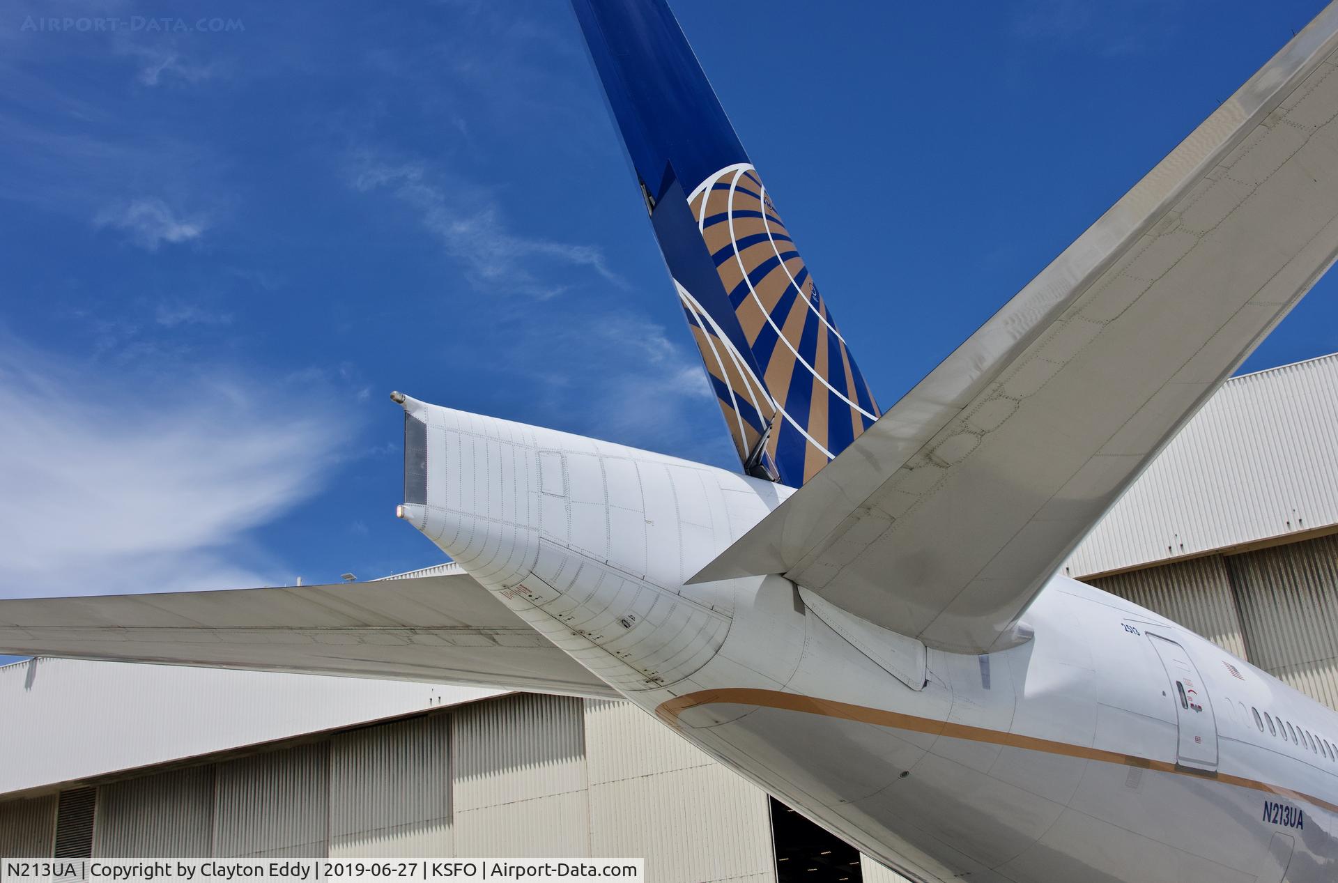 N213UA, 2000 Boeing 777-222 C/N 30219, SFO 2019.