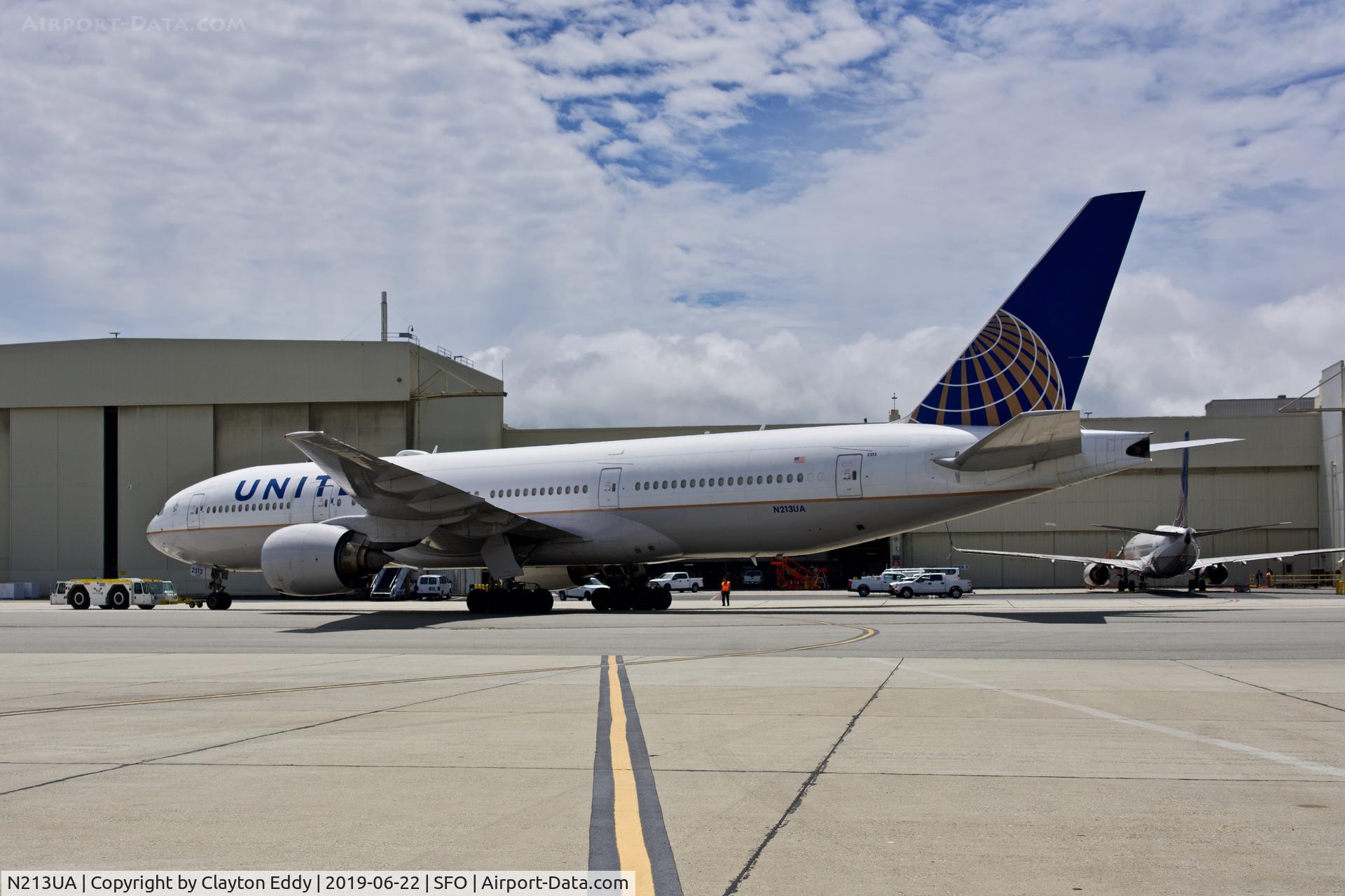 N213UA, 2000 Boeing 777-222 C/N 30219, SFO 2019.