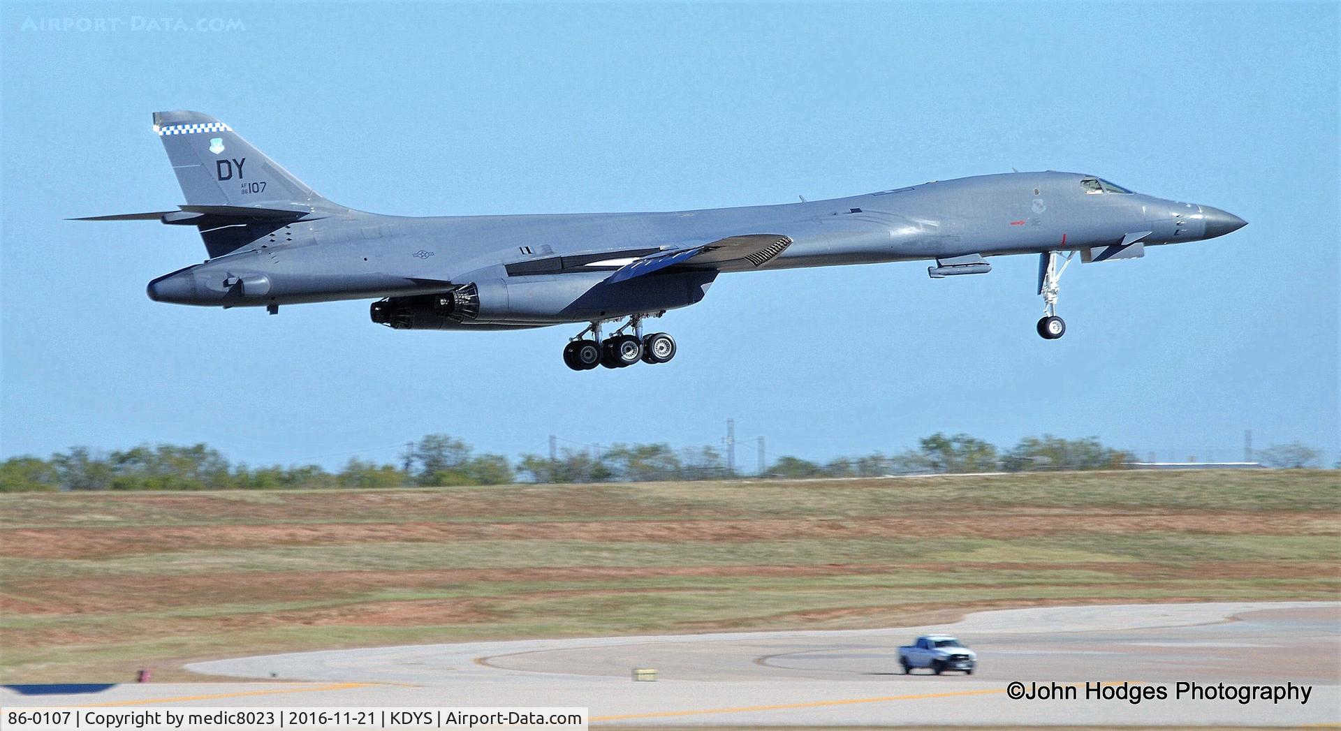 86-0107, 1985 Rockwell B-1B Lancer C/N 67, Coming in on 16