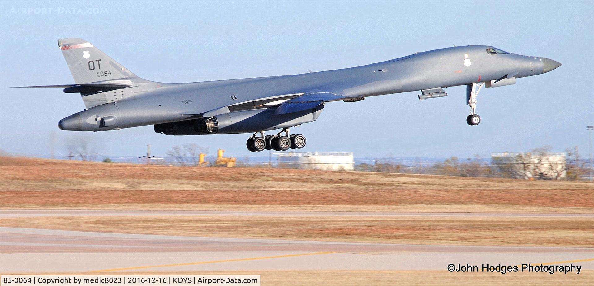 85-0064, 1985 Rockwell B-1B Lancer C/N 24, Underdog coming in on 16