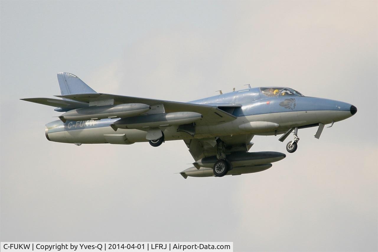 C-FUKW, 1954 Hawker Hunter T.68 C/N HABL-003215&41H-680368, Apache Aviation Hawker Hunter T.68, Short approach Rwy 08, Landivisiau Naval Air Base (LFRJ)