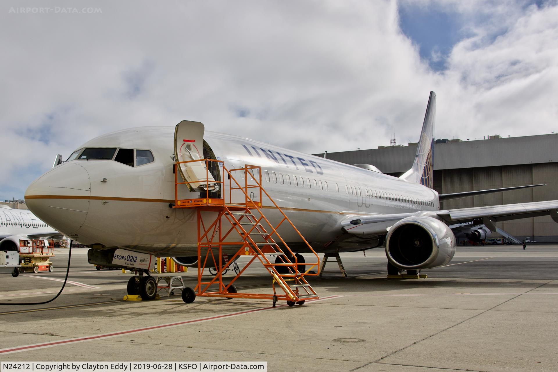 N24212, 1998 Boeing 737-824 C/N 28772, SFO 2019.