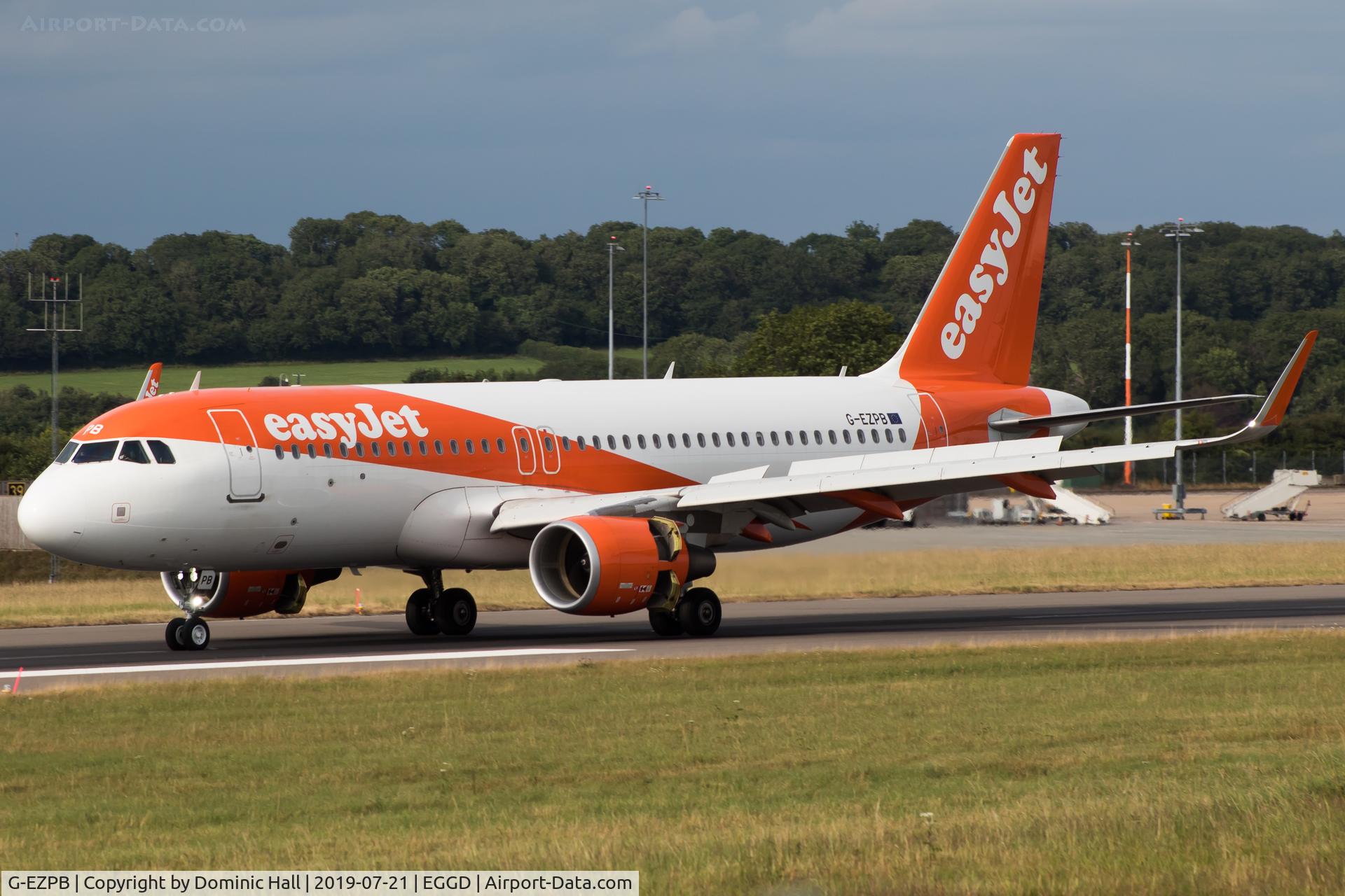 G-EZPB, 2015 Airbus A320-214 C/N 6977, Landing RWY 27