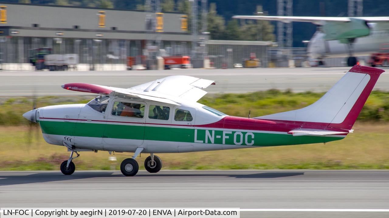 LN-FOC, 1968 Cessna 210H Centurion C/N 21059007, Takingoff from RNW 27 at Trondheim Værnes