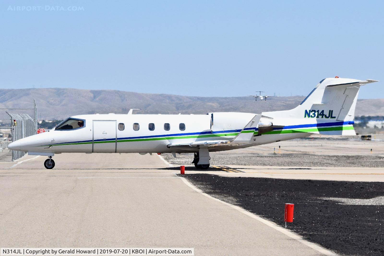 N314JL, 1992 Learjet 31A C/N 055, Taxiing onto the north GA ramp.