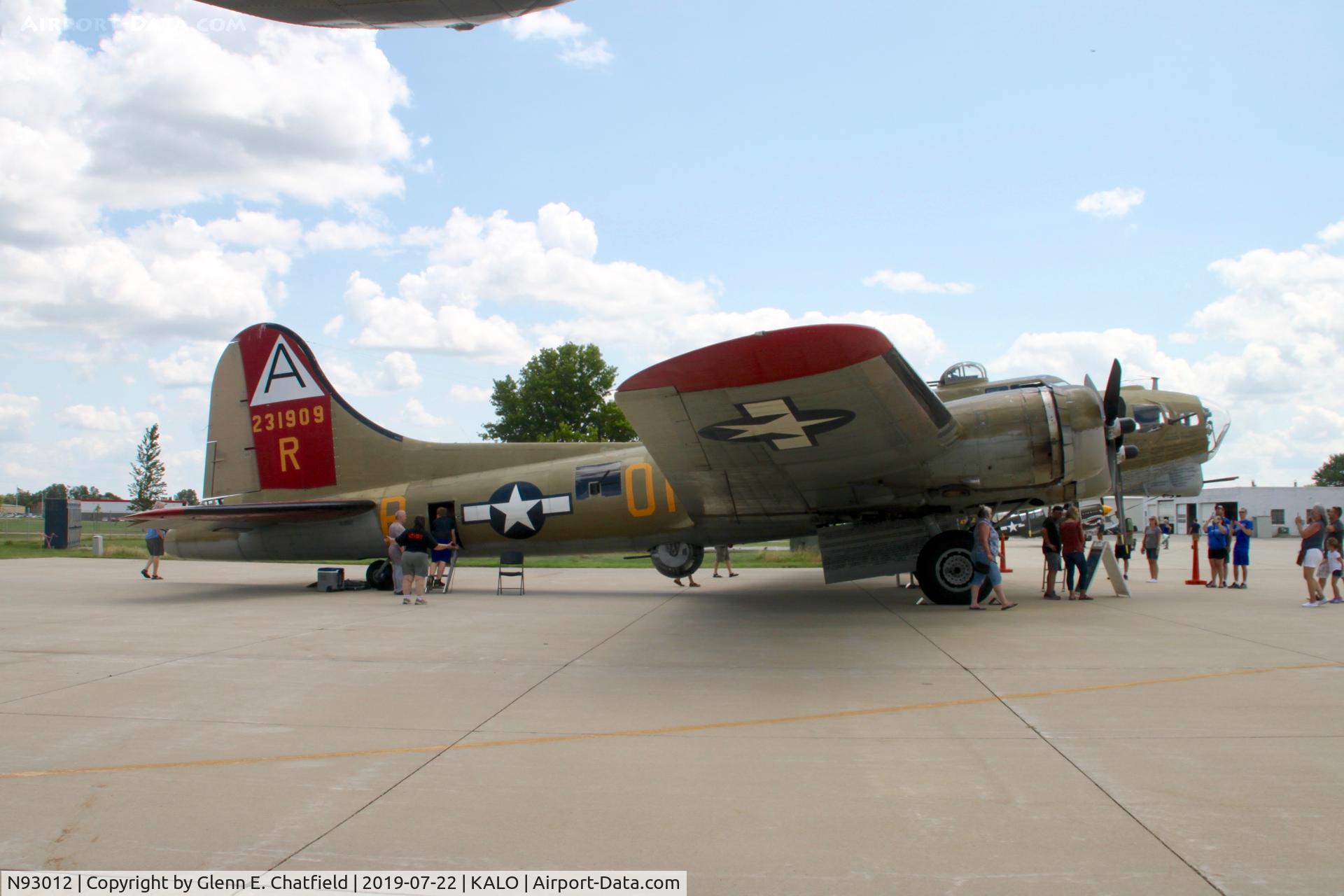 N93012, 1944 Boeing B-17G-30-BO Flying Fortress C/N 32264, In town for giving rides