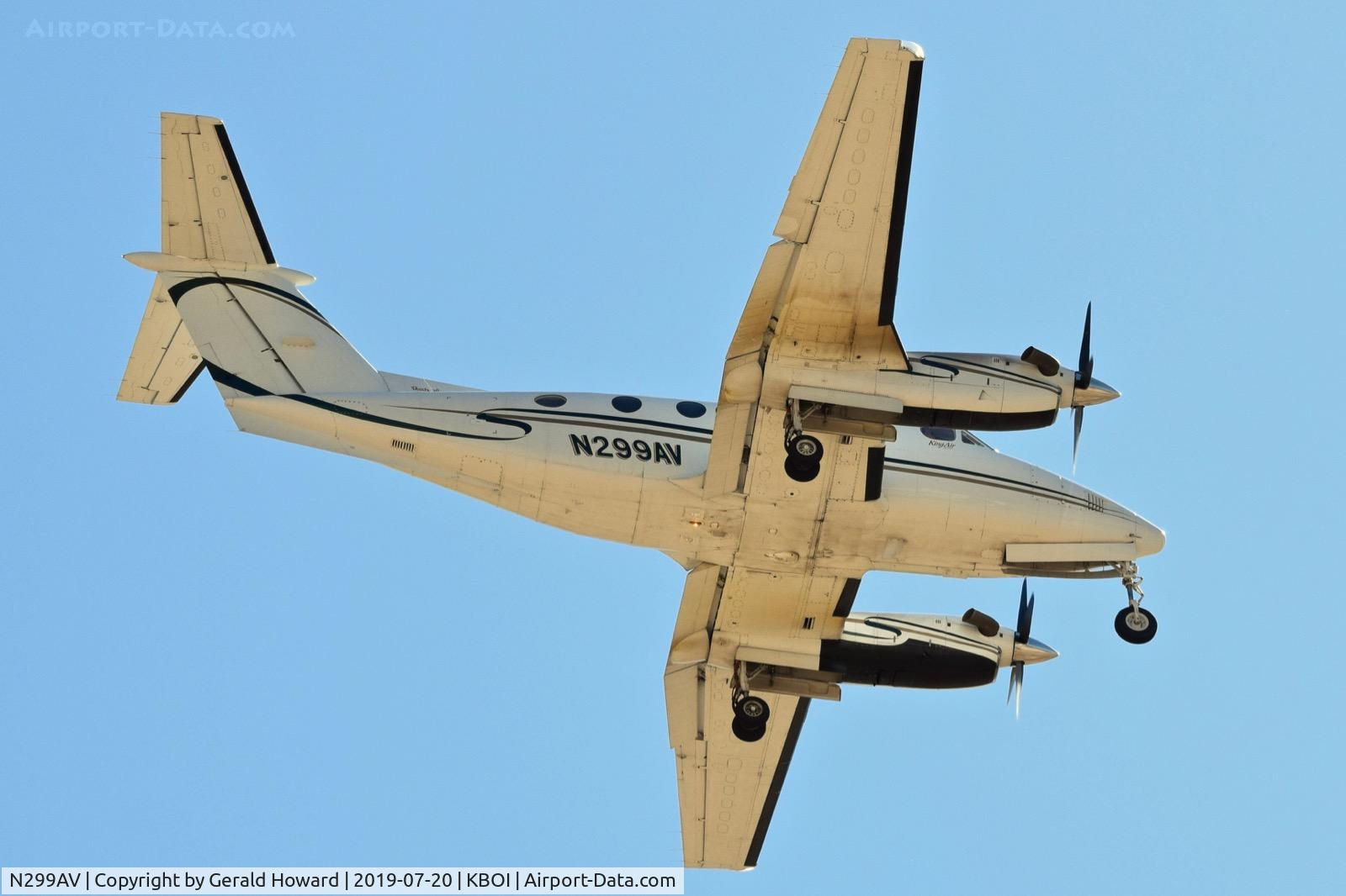 N299AV, 1999 Raytheon Aircraft Company B200 C/N BB-1680, Landing RWY 28L.