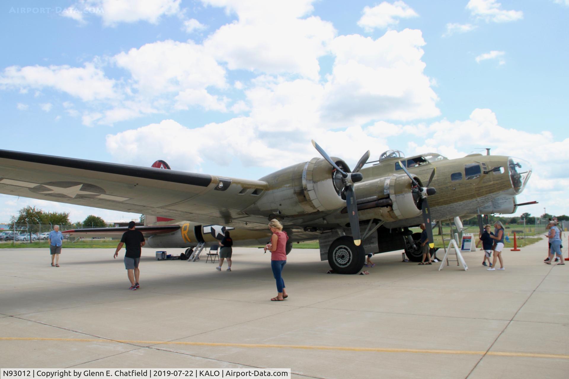 N93012, 1944 Boeing B-17G-30-BO Flying Fortress C/N 32264, In town for giving rides