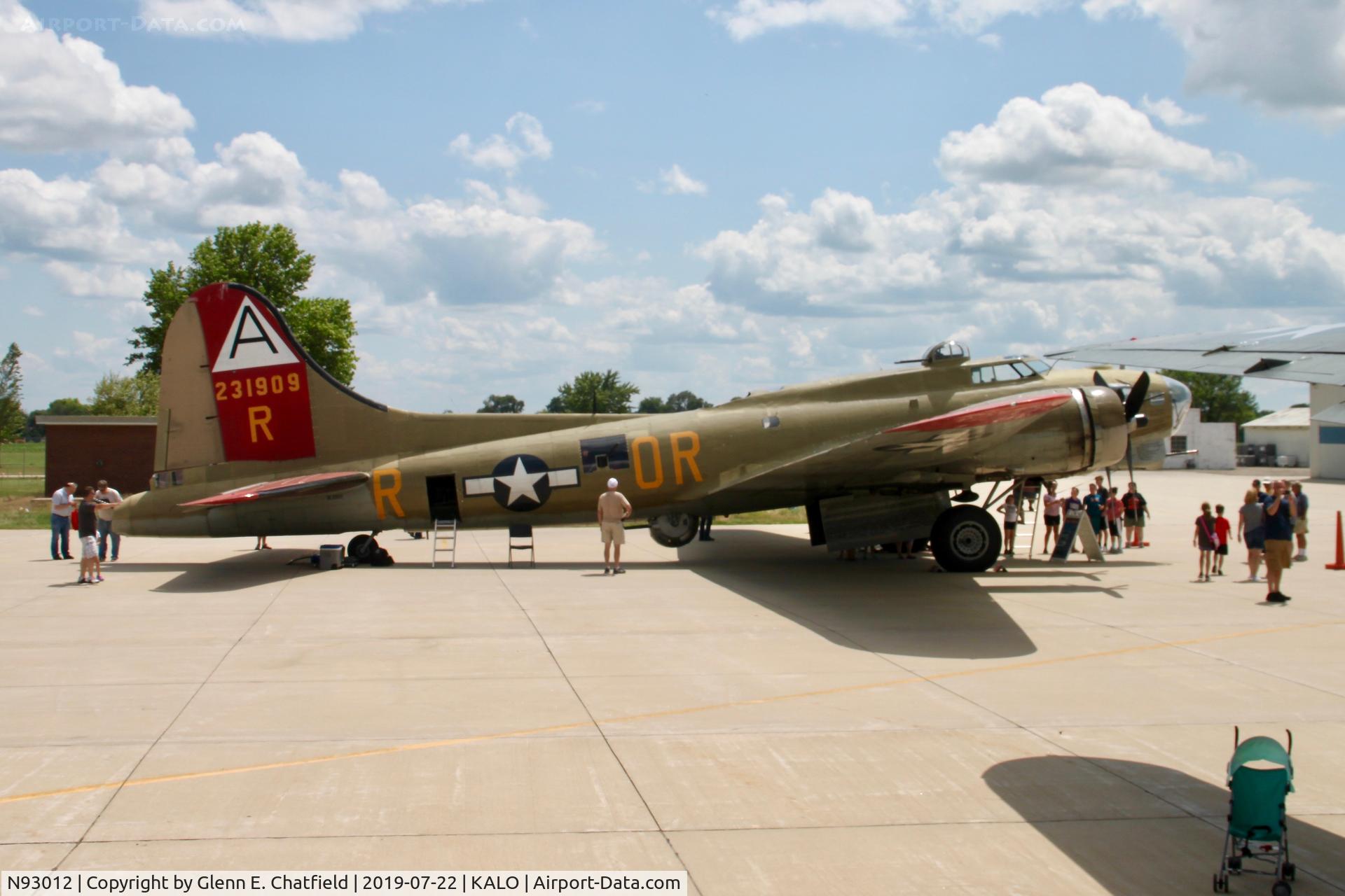 N93012, 1944 Boeing B-17G-30-BO Flying Fortress C/N 32264, In town for giving rides