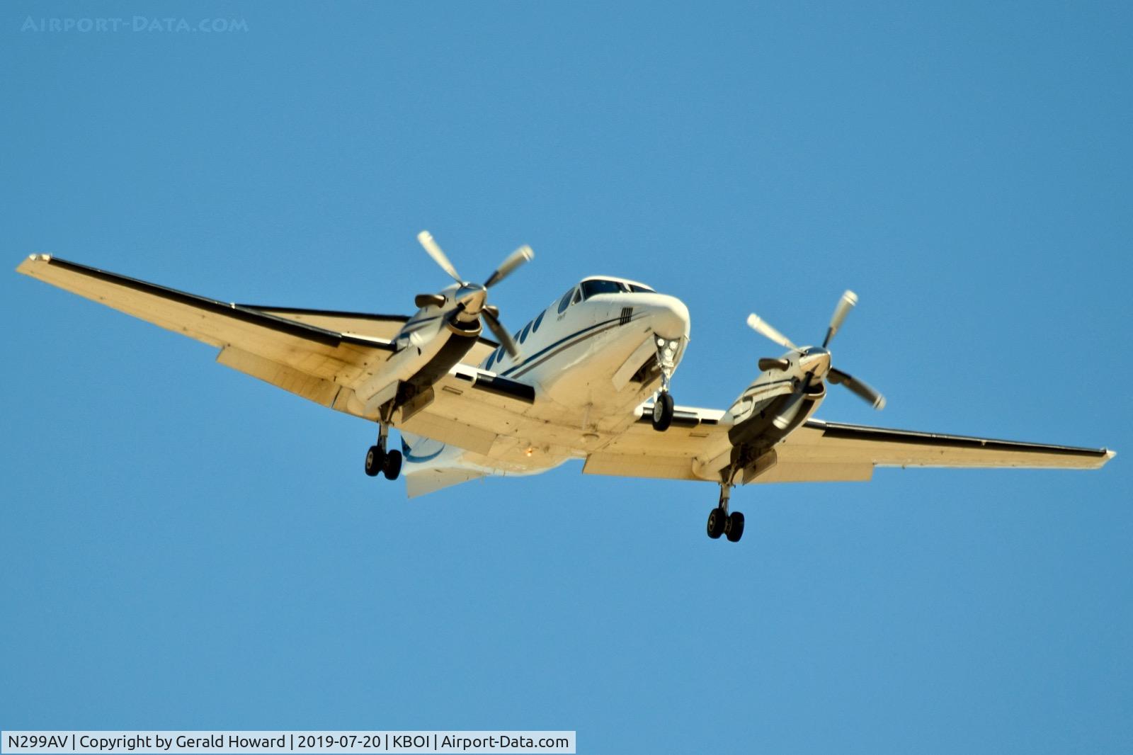 N299AV, 1999 Raytheon Aircraft Company B200 C/N BB-1680, Landing RWY 28L.
