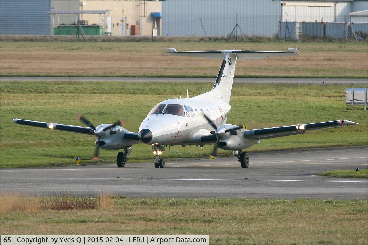 65, 1983 Embraer EMB-121AN Xingu C/N 121065, Embraer EMB-121AN Xingu, Lining up rwy 08, Landivisiau Naval Air Base (LFRJ)