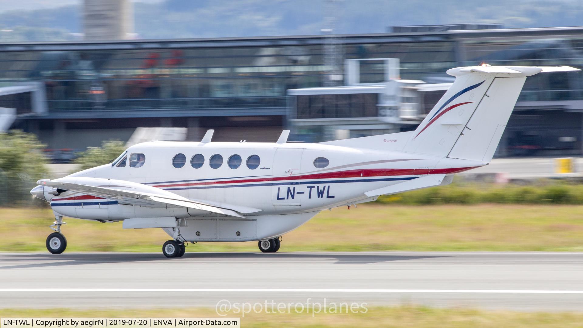 LN-TWL, 1983 Beech B200 King Air King Air C/N BB-1144, Takingoff runway 09 at Værnes