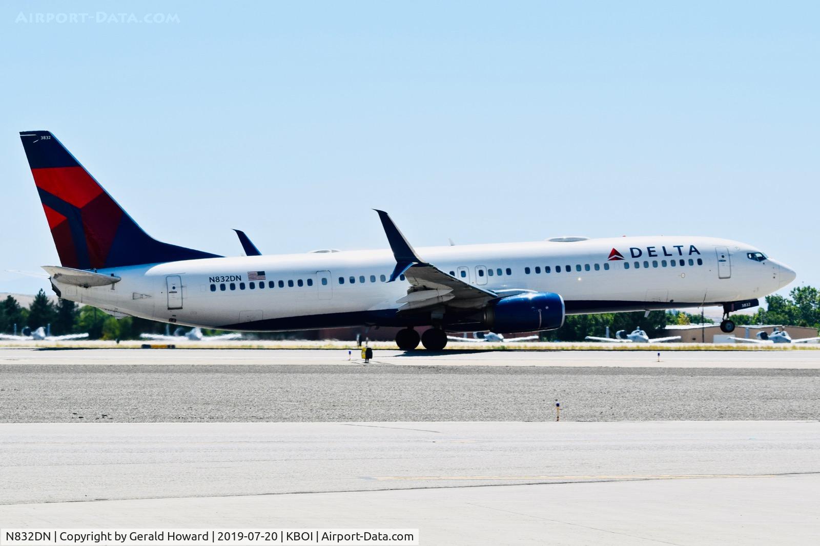 N832DN, 2015 Boeing 737-932/ER C/N 31943, Take off run on RWY 28R.