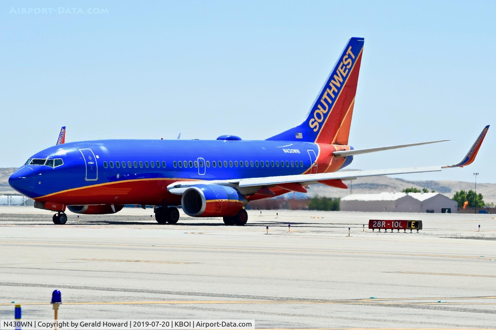 N430WN, 2002 Boeing 737-7H4 C/N 33659, Taxiing to the gate.