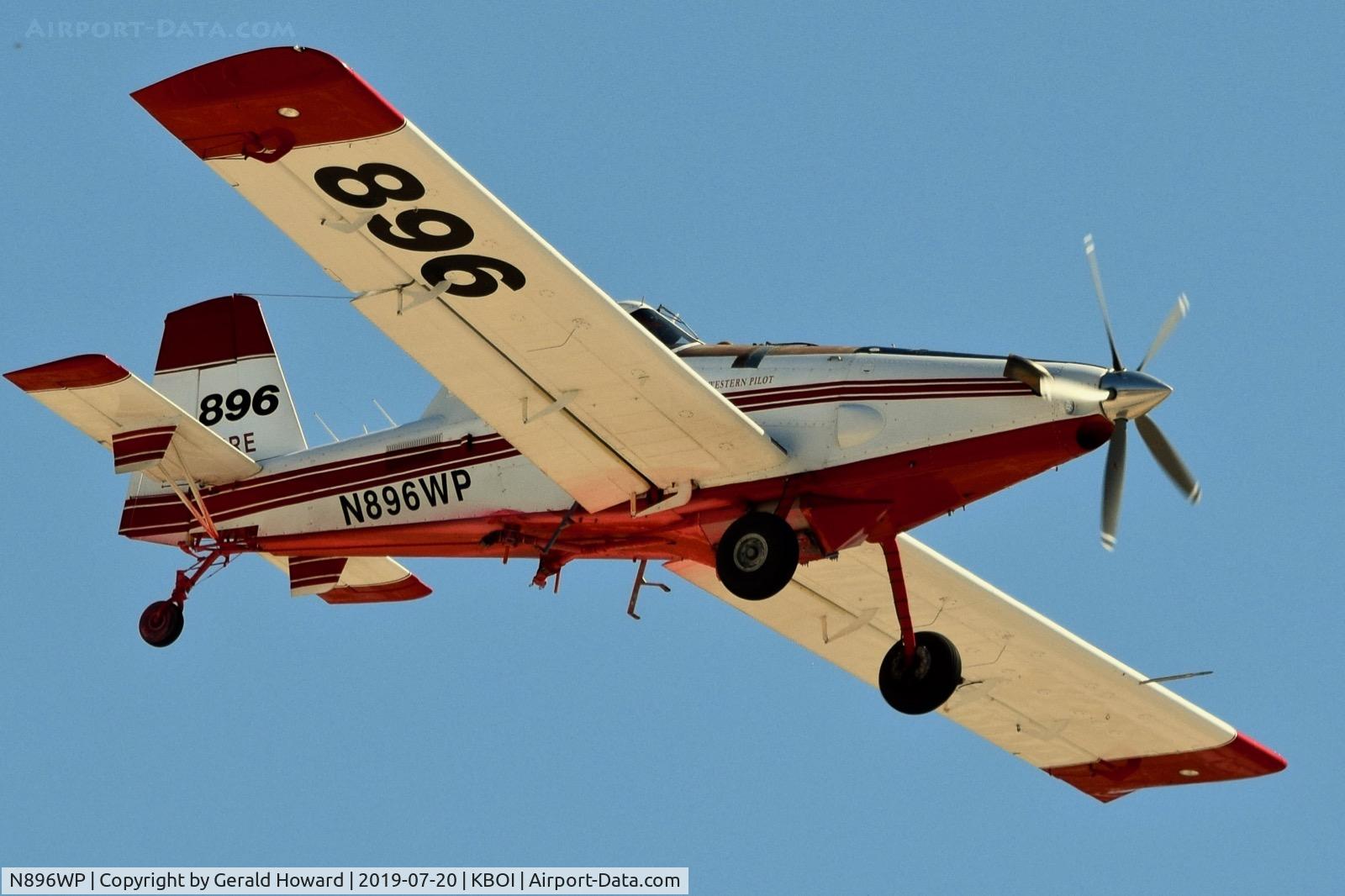 N896WP, 2013 Air Tractor AT-802 C/N 802-0504, Landing RWY 28R.