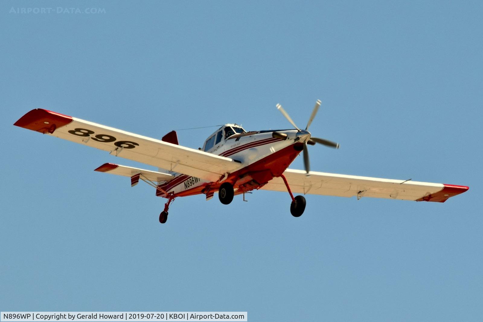 N896WP, 2013 Air Tractor AT-802 C/N 802-0504, Landing RWY 28R.