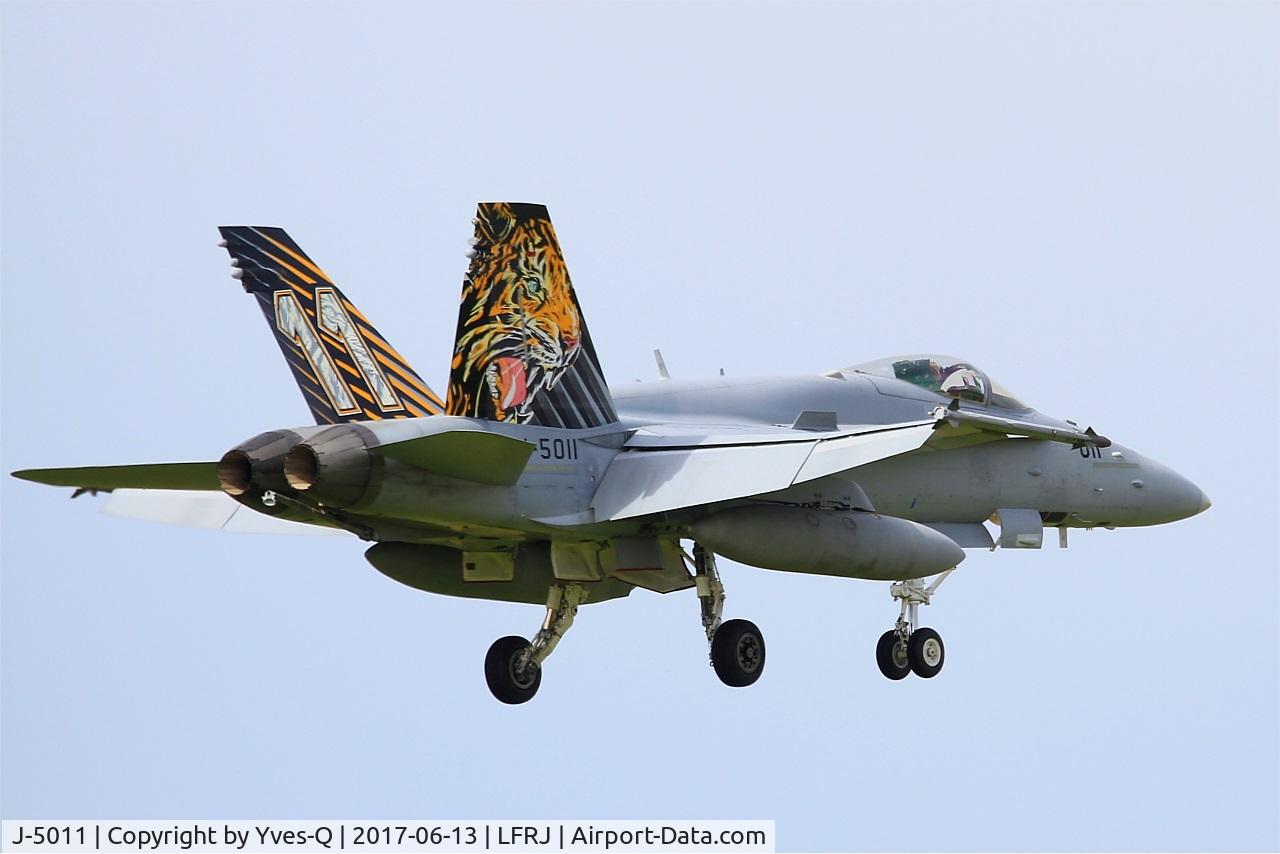 J-5011, McDonnell Douglas F/A-18C Hornet C/N 1351, McDonnell Douglas FA-18C Hornet, On final rwy 08, Landivisiau Naval Air Base (LFRJ) Tiger Meet 2017