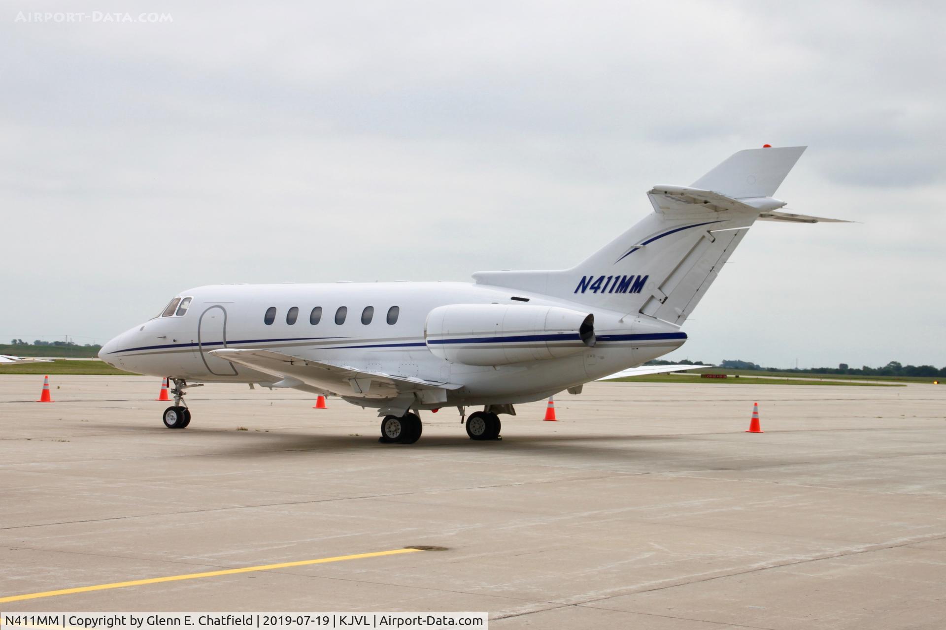 N411MM, 2001 Raytheon Hawker 800XP C/N 258558, Spotted on the ramp