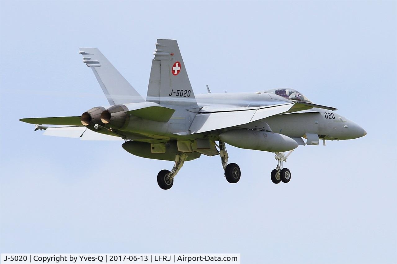J-5020, McDonnell Douglas F/A-18C Hornet C/N 1369/SFC020, Swiss Air Force McDonnell Douglas FA-18C Hornet, On final rwy 08, Landivisiau Naval Air Base (LFRJ) Tiger Meet 2017
